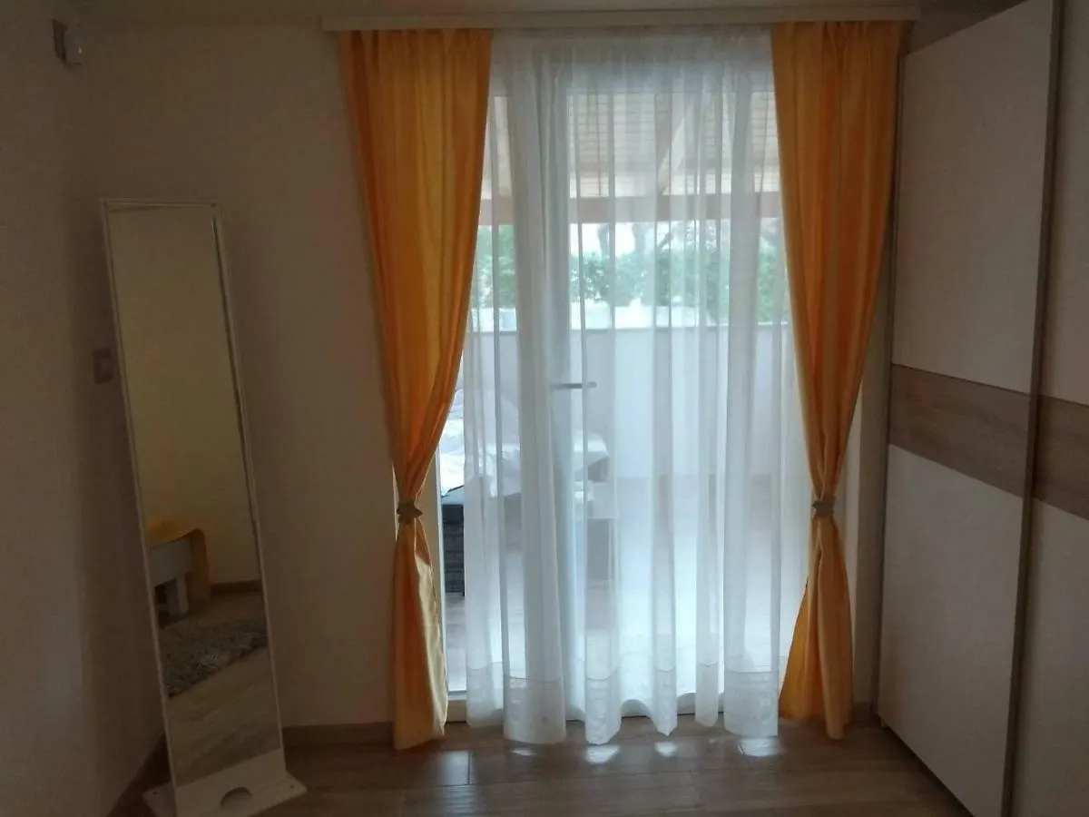 Apartman Laura Pula 0*,
